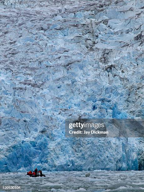 sawyer glacier in tracy arm, alaska - pasaje interior fotografías e imágenes de stock