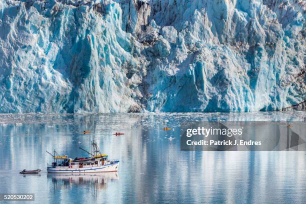 m/v discovery by barry glacier. - montañas de chugach fotografías e imágenes de stock