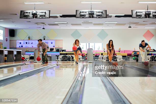 fröhliche freunde gemeinsam bowling. - bowling woman stock-fotos und bilder