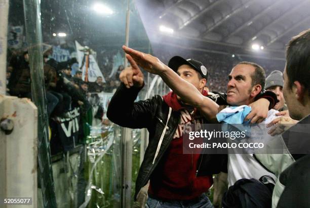 Picture dated 06 January 2005 of Lazio's forward Paolo Di Canio gesturing towards Lazio fans at the end of Lazio vs AS Roma Serie A football match at...