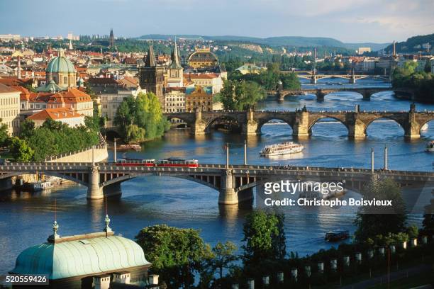 prague bridges over vltava river - rivière vltava photos et images de collection