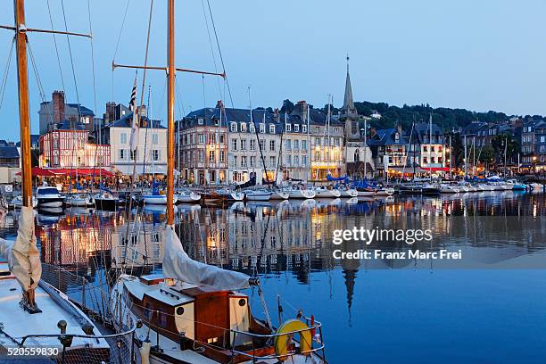 honfleur, vieux bassin - calvados foto e immagini stock