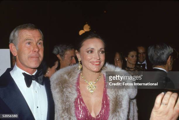 American talk show host and comedian Johnny Carson and his third wife Joanna Holland pose for a pciture as they attend the Hollywood premiere of the...