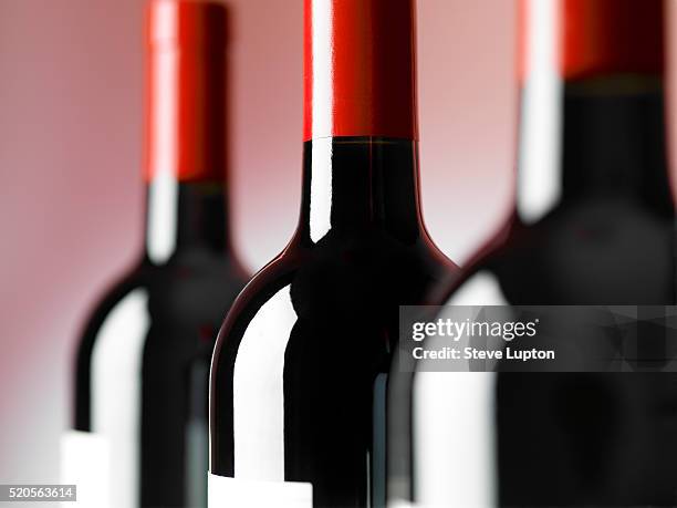 bottles of red wine - bouteille de vin photos et images de collection
