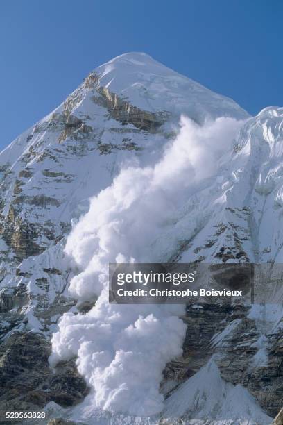 powerful avalanche on pumori - avalanche - fotografias e filmes do acervo