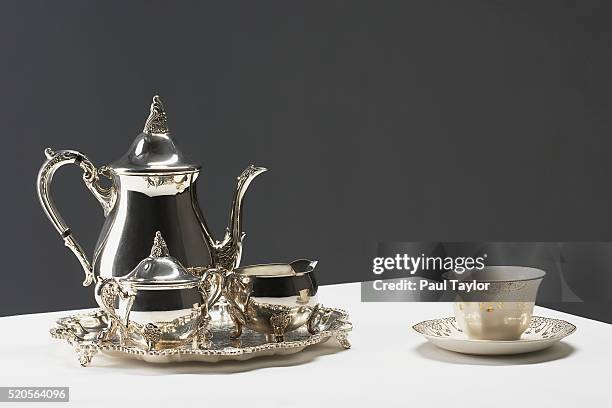 gilded china tea cup and silver tea set - nachmittagstee stock-fotos und bilder