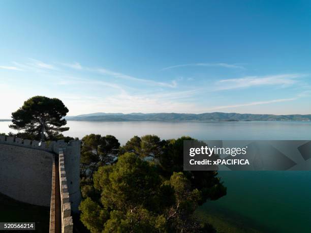 lake trasimeno and the walls of castello del leone - leone x stock pictures, royalty-free photos & images