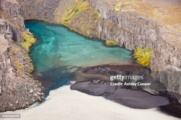 just downstream of dettifoss waterfall, clean spring water that has been filtered through lava mixes with glacial meltwater of the the river jokulsa a fjollum from the vatnajokull ice sheet. - dettifoss falls stock pictures, royalty-free photos & images