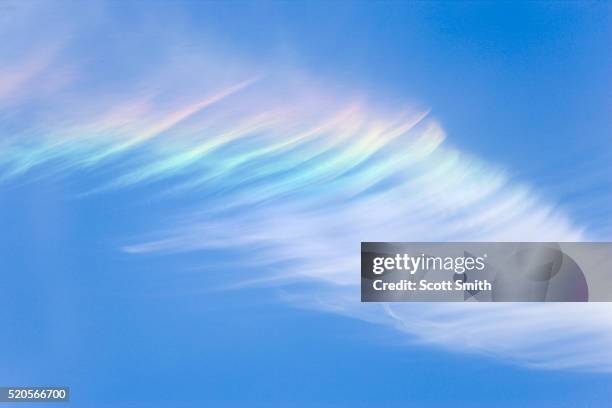 clouds exhibiting iridescence - iridescent stockfoto's en -beelden