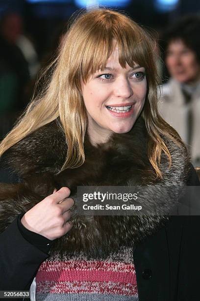 Actress Heike Makatsch arrives at the Berlin premiere of "Vom Suchen Und Finden Der Liebe" at the CineStar on January 24, 2005 in Berlin, Germany.