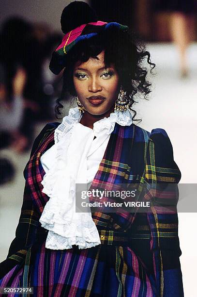214 Naomi Campbell Vivienne Westwood Photos & High Res Pictures - Getty  Images