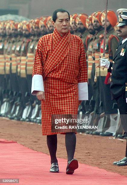 Bhutan's King Jigme Singye Wangchuck inspect a Guard of Honour during a welcome ceremony at the Presidential Palace in New Delhi, 25 January 2005....