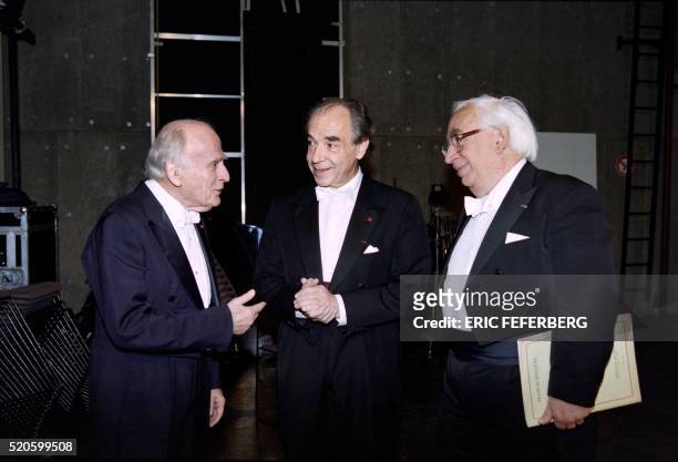 British violonist Yehudi Menuhin chats on November 17, 1997 with pianists Paul Badura-Skoda and Daniel Wayenberg prior a gala concert at the...