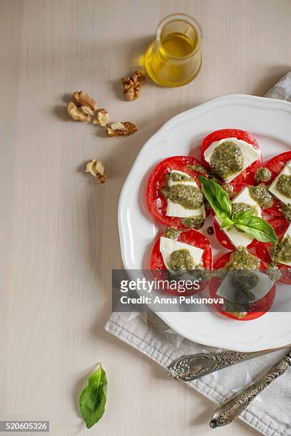 partial view of plate with caprese salad (insalata caprese) - insalata - fotografias e filmes do acervo