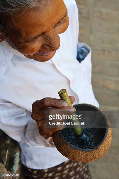 sorridente mulher fumar um charuto cortado nas duas pontas de bagan, um birmânia - cheroot imagens e fotografias de stock