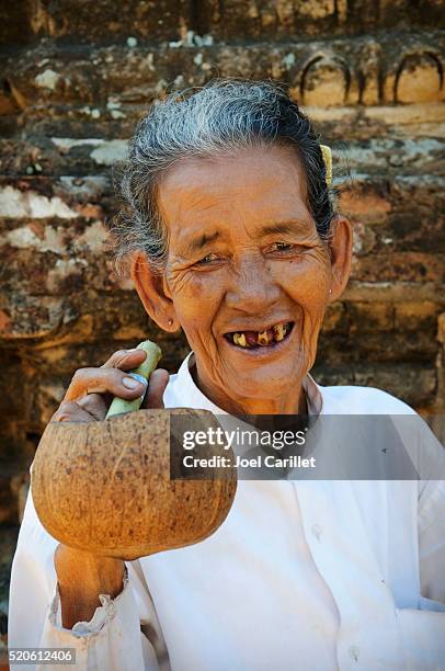 sorridente mulher fumar um charuto cortado nas duas pontas de bagan, um birmânia - cheroot imagens e fotografias de stock