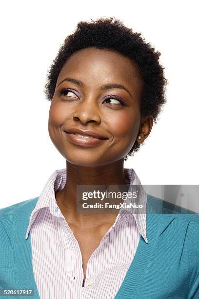 jeune femme à la recherche de côté, souriant, gros plan - portrait regard de côté studio photos et images de collection