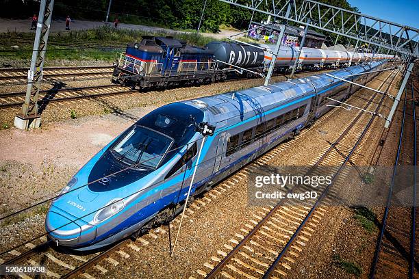 high-speed-train pendolino - hohe aufnahmegeschwindigkeit stock-fotos und bilder