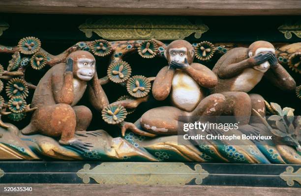 three wise monkeys sculpture at toshugu shrine - 3 wise monkeys stock-fotos und bilder
