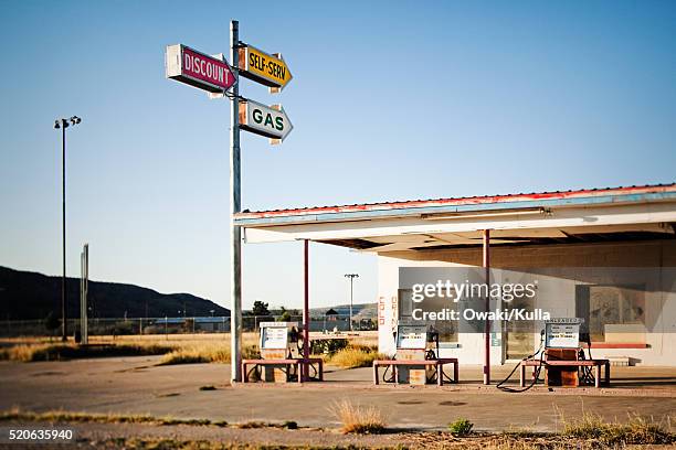 abandoned gas station - ガソリンスタンド ストックフォトと画像