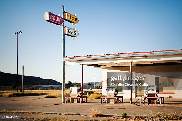 abandoned gas station - abandoned gas station stock pictures, royalty-free photos & images