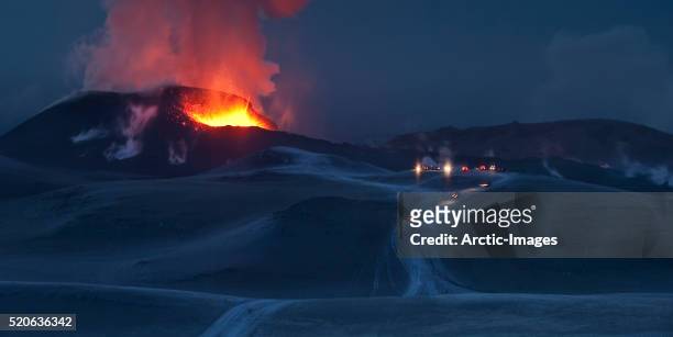 eruption at eyjafjallajokull glacier - fimmvorduhals volcano imagens e fotografias de stock