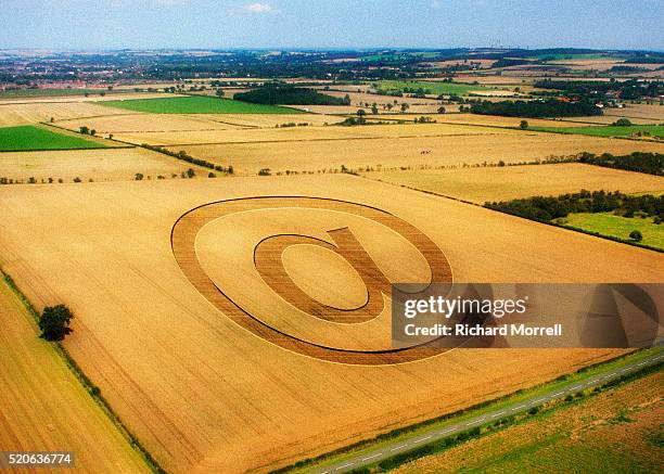at sign in field - círculo nas plantações - fotografias e filmes do acervo