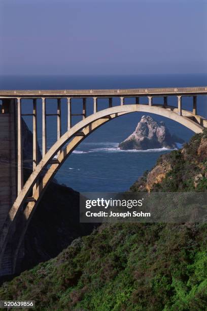 bixby bridge near pacific coast - bixby bridge stock-fotos und bilder