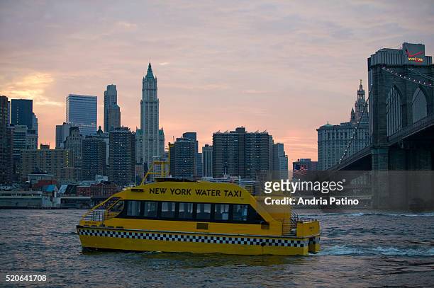 water taxi on east river - táxi aquático imagens e fotografias de stock