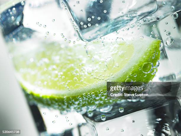 lime in iced drink - eiswürfel glas stock-fotos und bilder