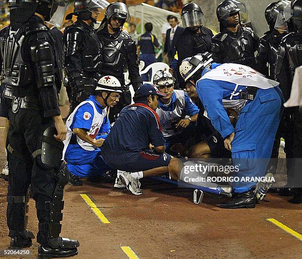 El jugador chileno Angel Rojas, quien se encontraba en el banco de suplentes, es sacado en camilla luego de recibir un botellazo desde la tribuna...