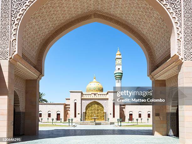 asma bint alawi mosque through arch, muscat, oman - oman stock-fotos und bilder