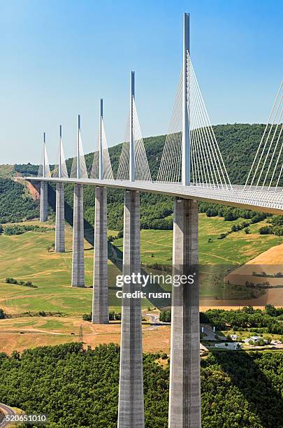 ponte di millau, francia - viadotto foto e immagini stock