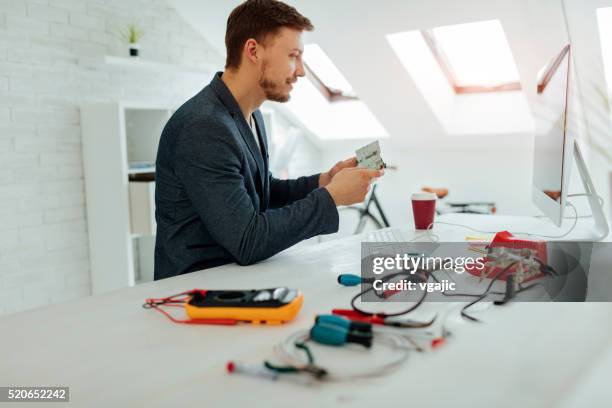 Computer Test Man Track Desktop Multimeter Photos and Premium High Res Pictures - Getty Images