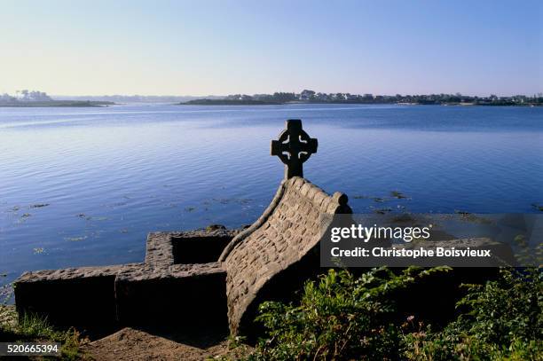 riverside fountain at st. cado - celtic cross stockfoto's en -beelden