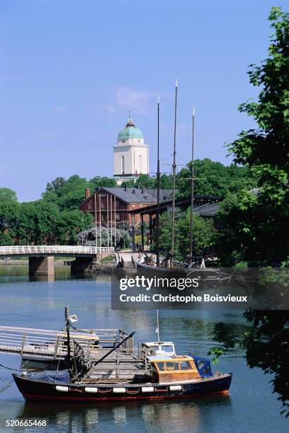 boats mooring in narrow inlet in helsinki - suomenlinna stock pictures, royalty-free photos & images