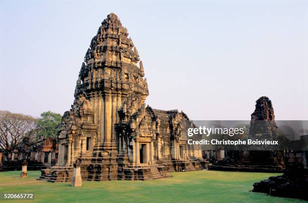 khmer temple in phimai - phimai foto e immagini stock