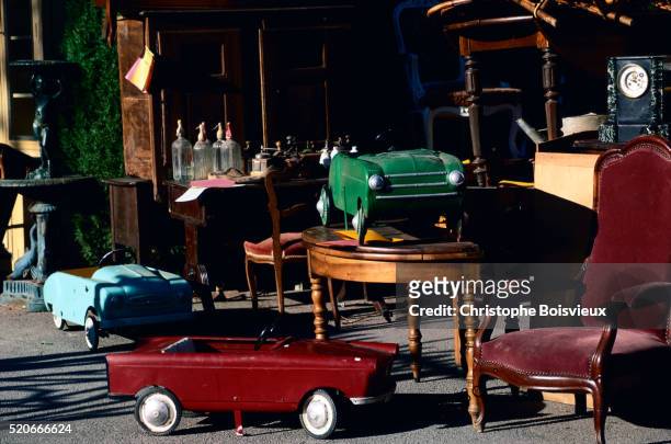 toy cars outside french antique shop - 20th century model car stock pictures, royalty-free photos & images