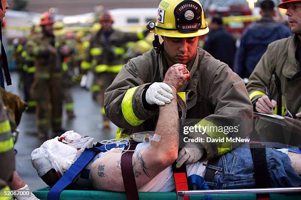 train derailment kills at least nine - glendale california stock pictures, royalty-free photos & images