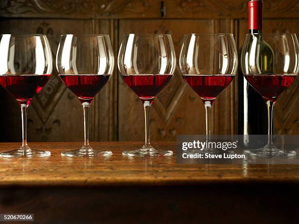 large glasses of red wine in a row - einige gegenstände mittelgroße ansammlung stock-fotos und bilder