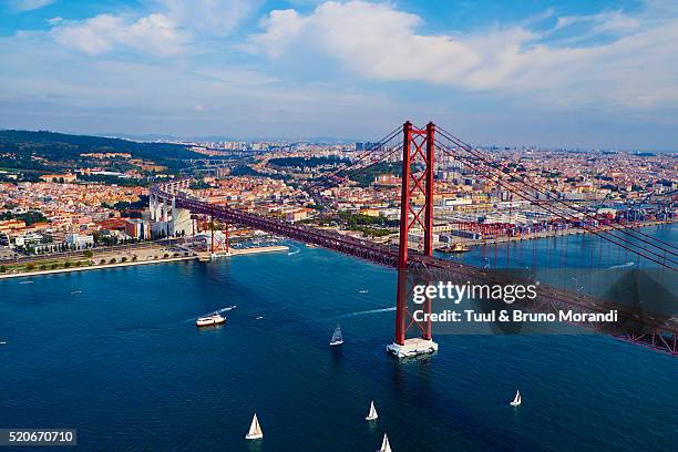 portugal, lisbon, 25 april bridge on the tagus river - provincie lissabon stockfoto's en -beelden