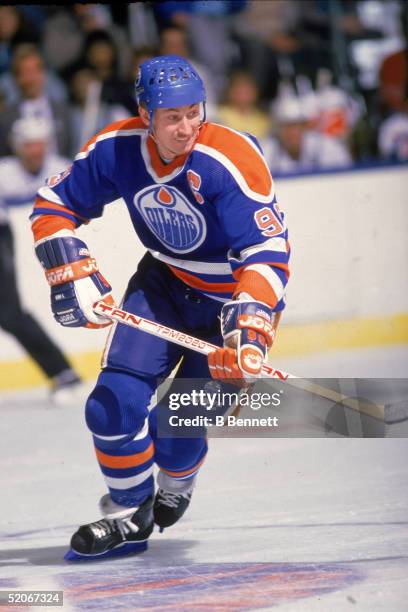 Canadian professional ice hockey player Wayne Gretzky forward of the Edmonton Oilers skates on the ice during a road game, mid 1980s.