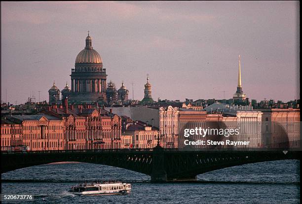 neva river in saint petersburg - san petersburgo fotografías e imágenes de stock