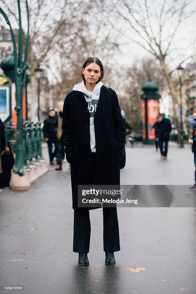 Street Style -Paris Fashion Week : Day one Womenswear Fall Winter 2016/2017
