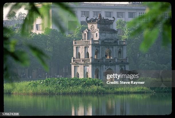 tortoise tower in hoan kiem lake - hoan kiem lake photos et images de collection