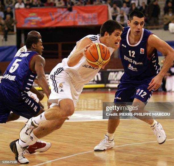 Real Madrid's Felipe Reyes vies with Efes Pilsen's Willie Solomon and Goran Nikolic during their Group A Euroleague basketball match in Madrid, 26...