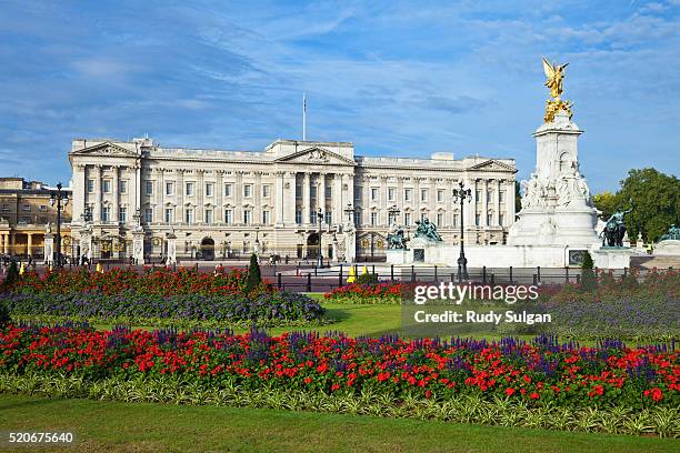 queen victoria memorial at buckingham palace - buckingham palace stockfoto's en -beelden