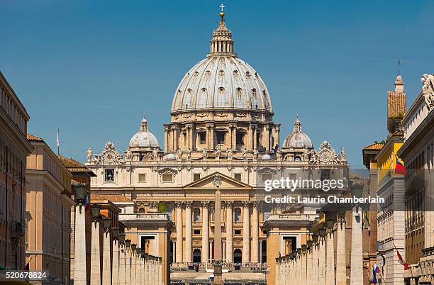 vatican with st peter's basilica, rome, italy - vaticaanstad staat stockfoto's en -beelden