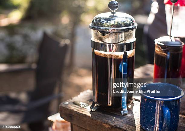 camping coffee in french press - coffee plunger stockfoto's en -beelden