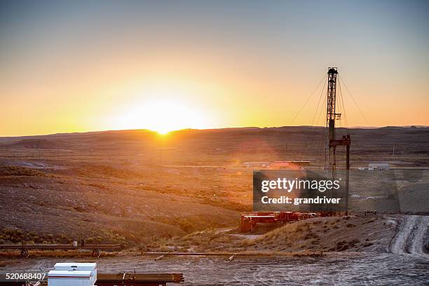 fracturation hydraulique de forage offshore au coucher du soleil - argile schisteuse photos et images de collection